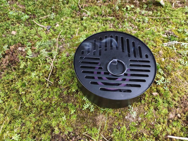 ダイソーの蚊取り線香ホルダーを使用している状況