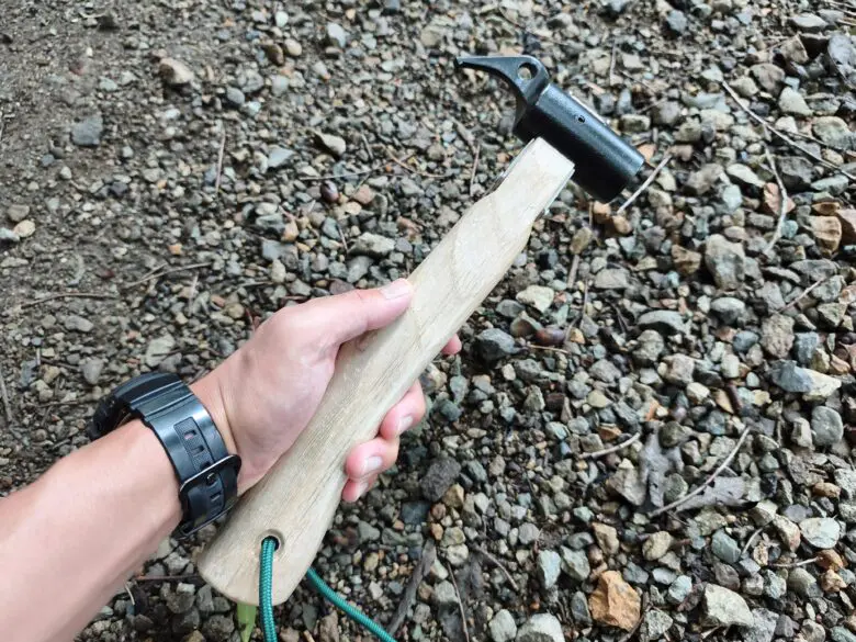 DCMのペグハンマーを握っている状況