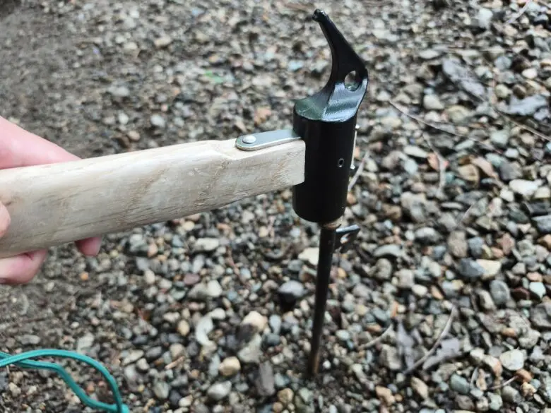 DCMのペグハンマーでペグを打ち込んでいる状況