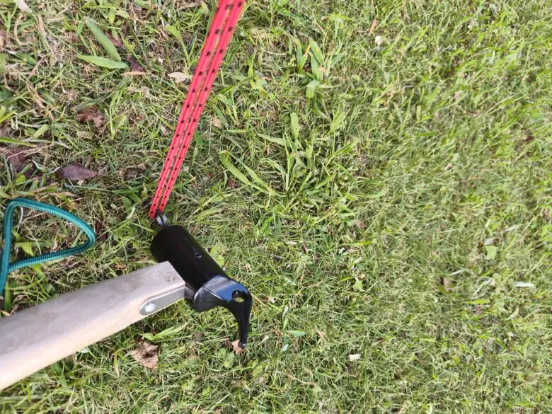 DCMのペグハンマーでペグダウンしている状況